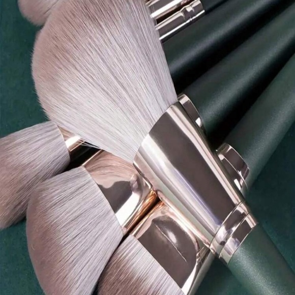 14 Pcs Ultra Soft Professional Portable Makeup Brushes - Picture 2 of 5